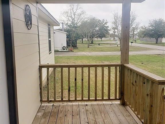 Nice covered front porch.