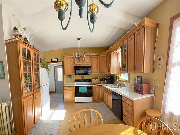5th image of 15227 Algomah St