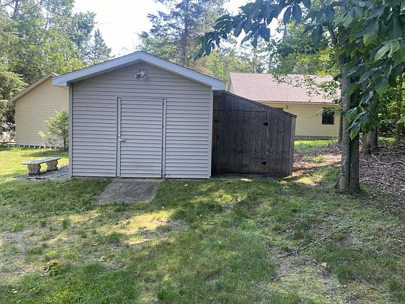 4th image of 4284 N Norway Rd