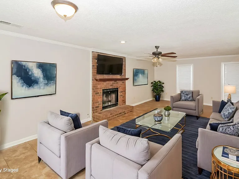 476 Griffon Dr — Photo 4