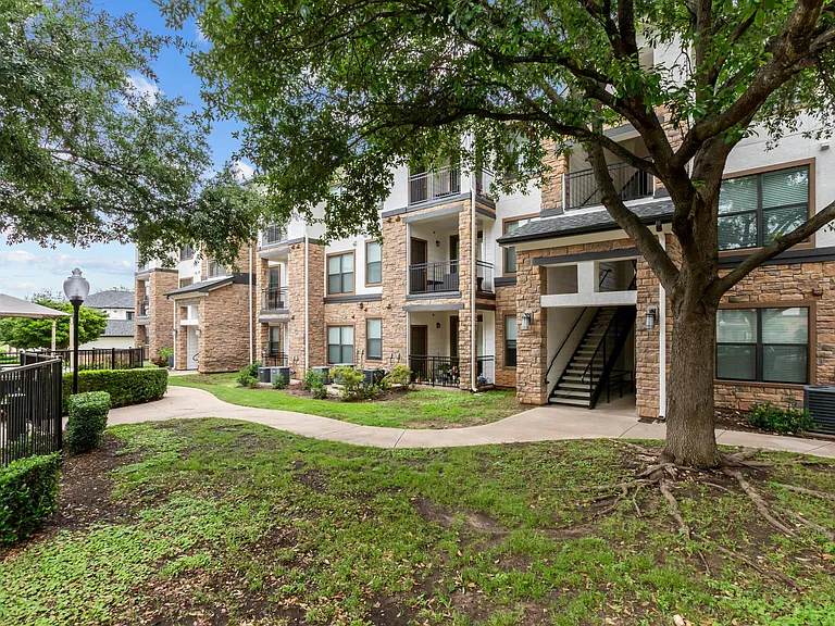 PECAN POINTE — Photo 11