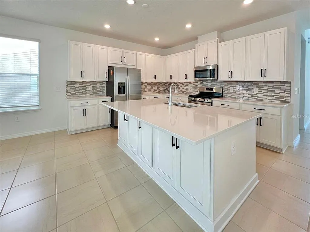 4 bed, 3.5 bath, 2332 sqft, $3,349 — Photo 2