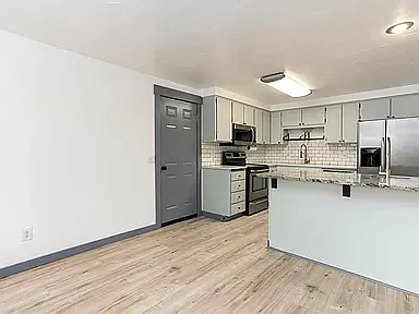 3 bed, 1024 sqft, $3,435 — Photo 4