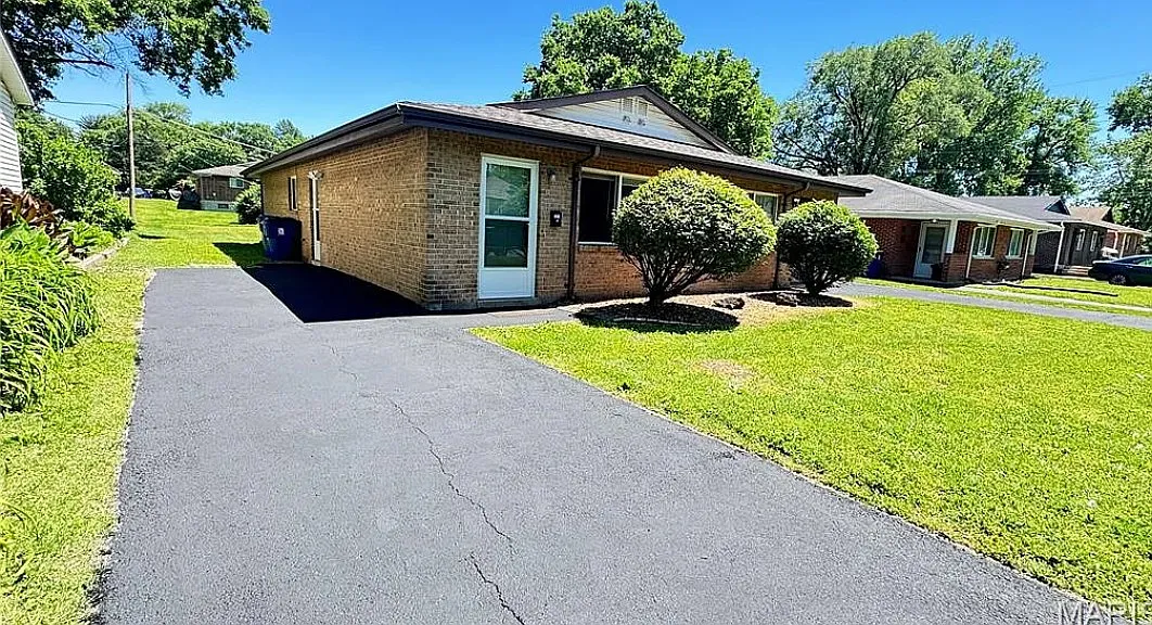 2 bed, 900 sqft, $1,100 — Photo 2
