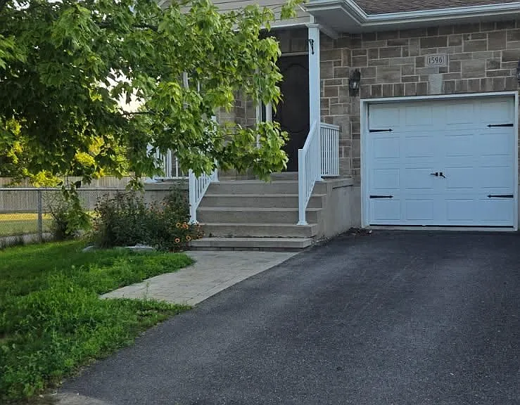 1596 Crimson Cres — Photo 1