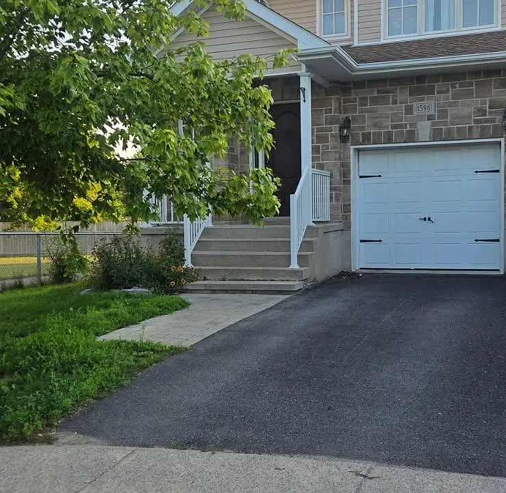 1596 Crimson Cres