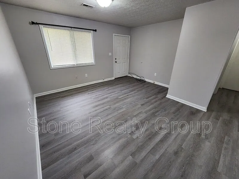 2 bed, 1.0 bath, $875 — Photo 2