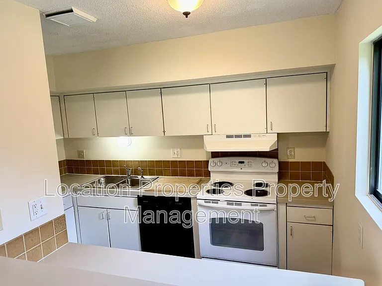 3420 Augusta Dr #1 — Photo 8