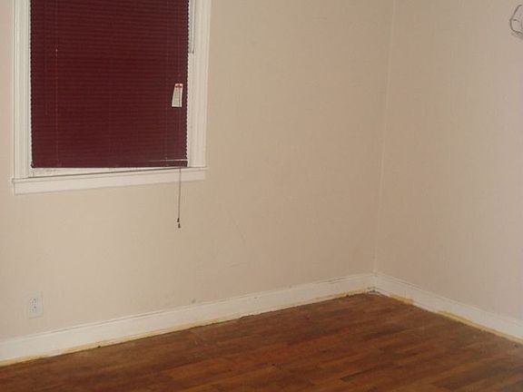 4th image of 824 Williams St