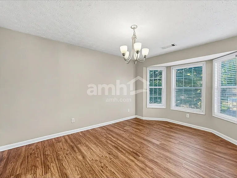 1500 Chalet Cir — Photo 5