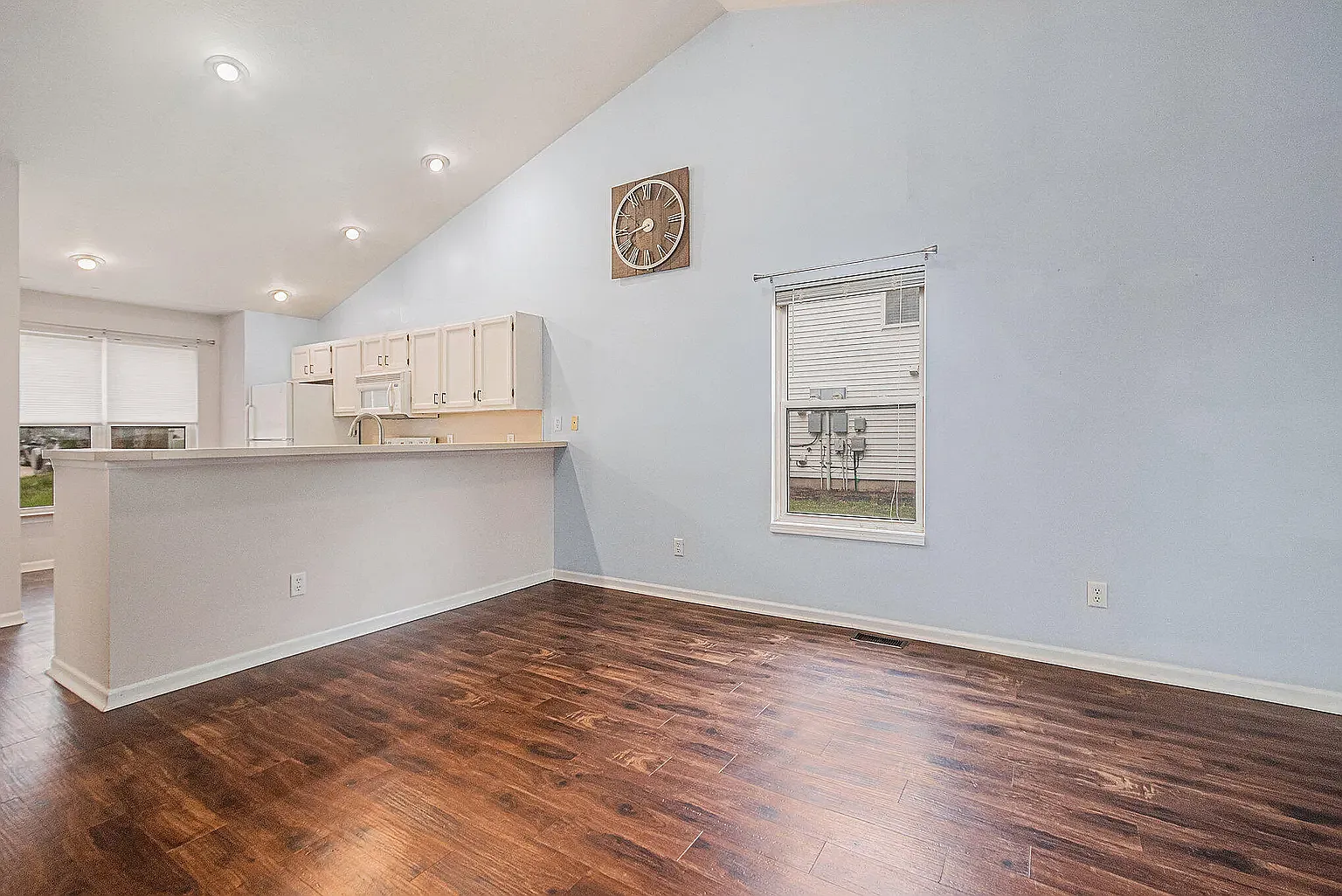 3 bed, 2.5 bath, 3200 sqft, $2,195 — Photo 3