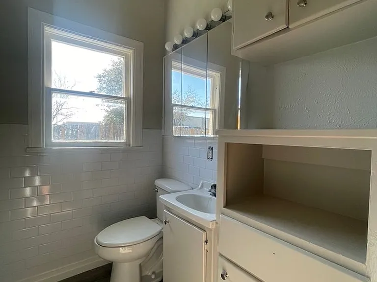 604 E Broadway St — Photo 11