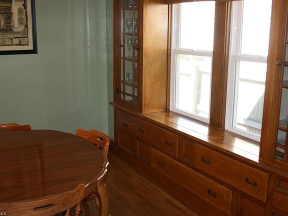 4th image of 440 Selden Ave