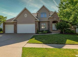 3864 Parkdale Dr, Bettendorf, IA 52722