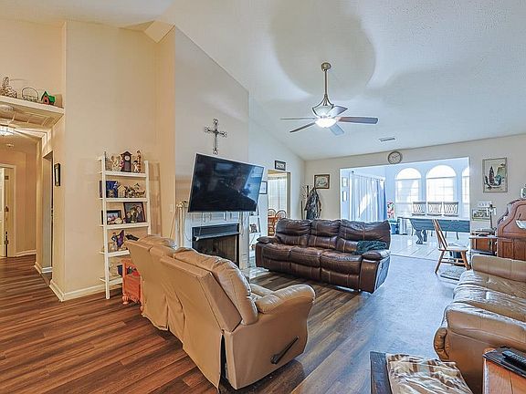 2nd image of 1618 Heathmuir Dr.