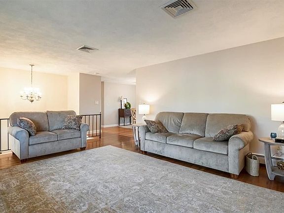 5th image of 6 Peach Blossom Ln