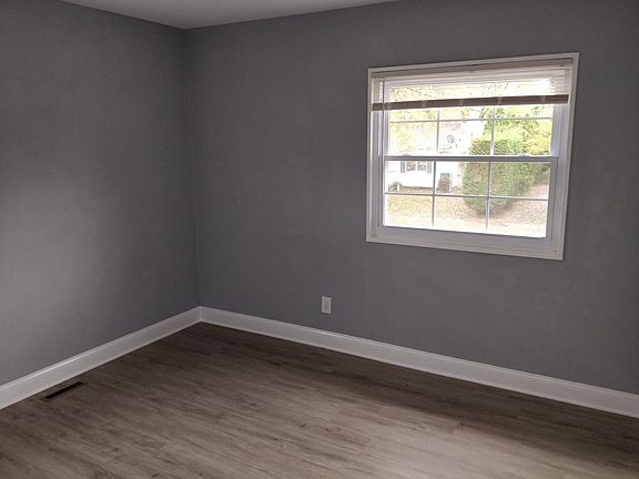 5th image of 40 Lynch Farm Dr