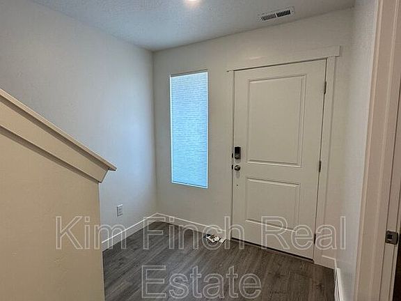 4th image of 887 E Seaside St