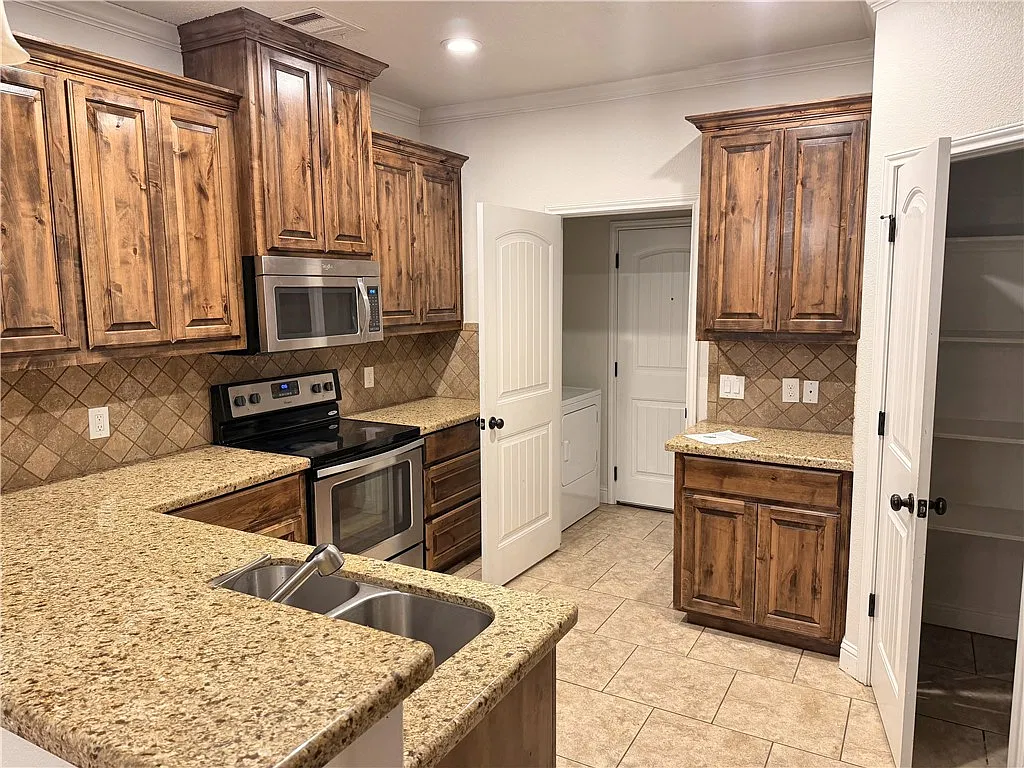 3 bed, 1358 sqft, $1,850 — Photo 3