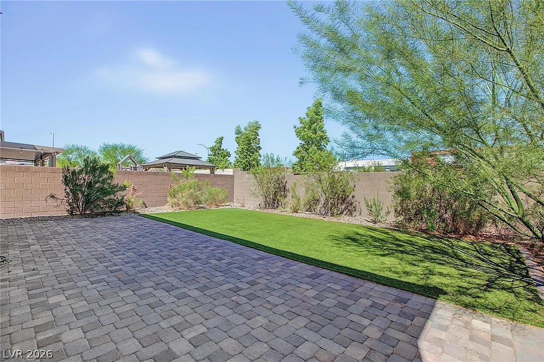 4 bed, 2.5 bath, 2988 sqft, $2,950 — Photo 2