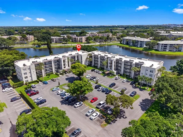 9440 Poinciana Pl APT 302, Davie, FL 33324