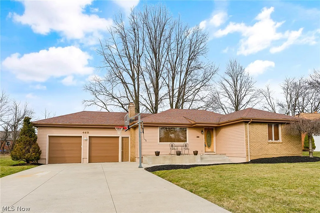 468 Park Dr photo 1