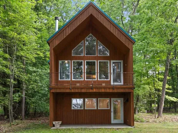 8063 S Lake Shore Dr, Harbor Springs, MI 49740