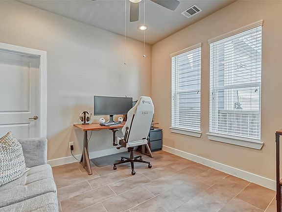 4th image of 906 W 17th St Unit A