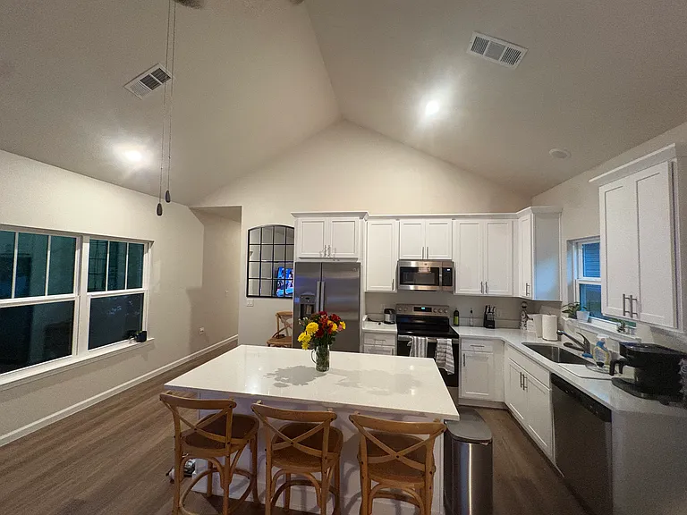 704 W Brainerd St — Photo 2
