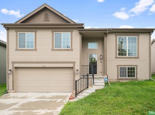 9152 Hanover St, Omaha, NE 68122