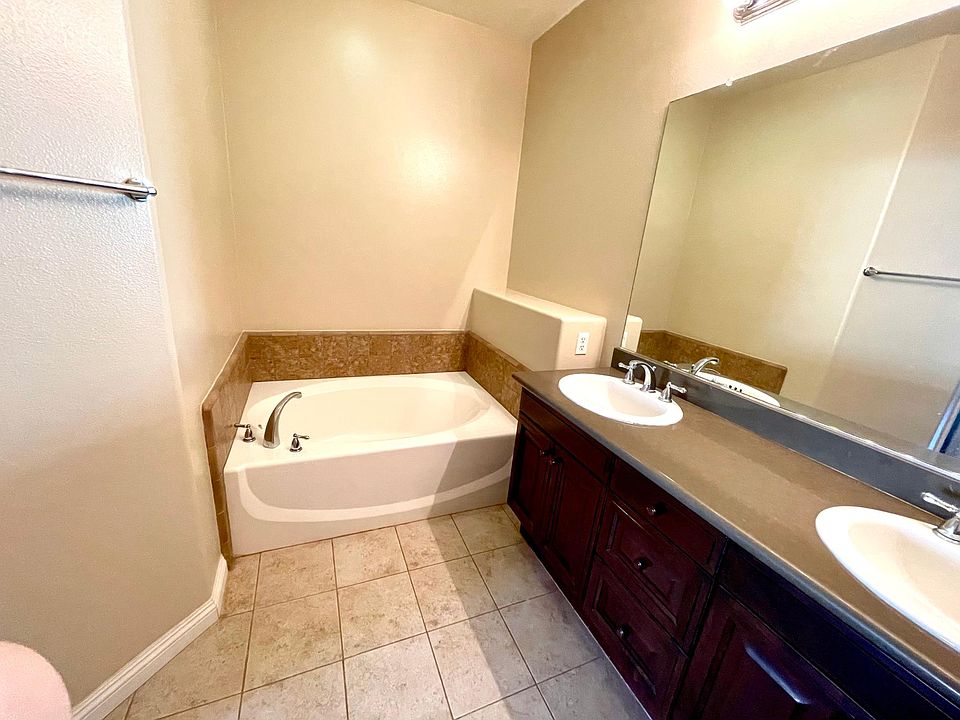 Master bathroom 2