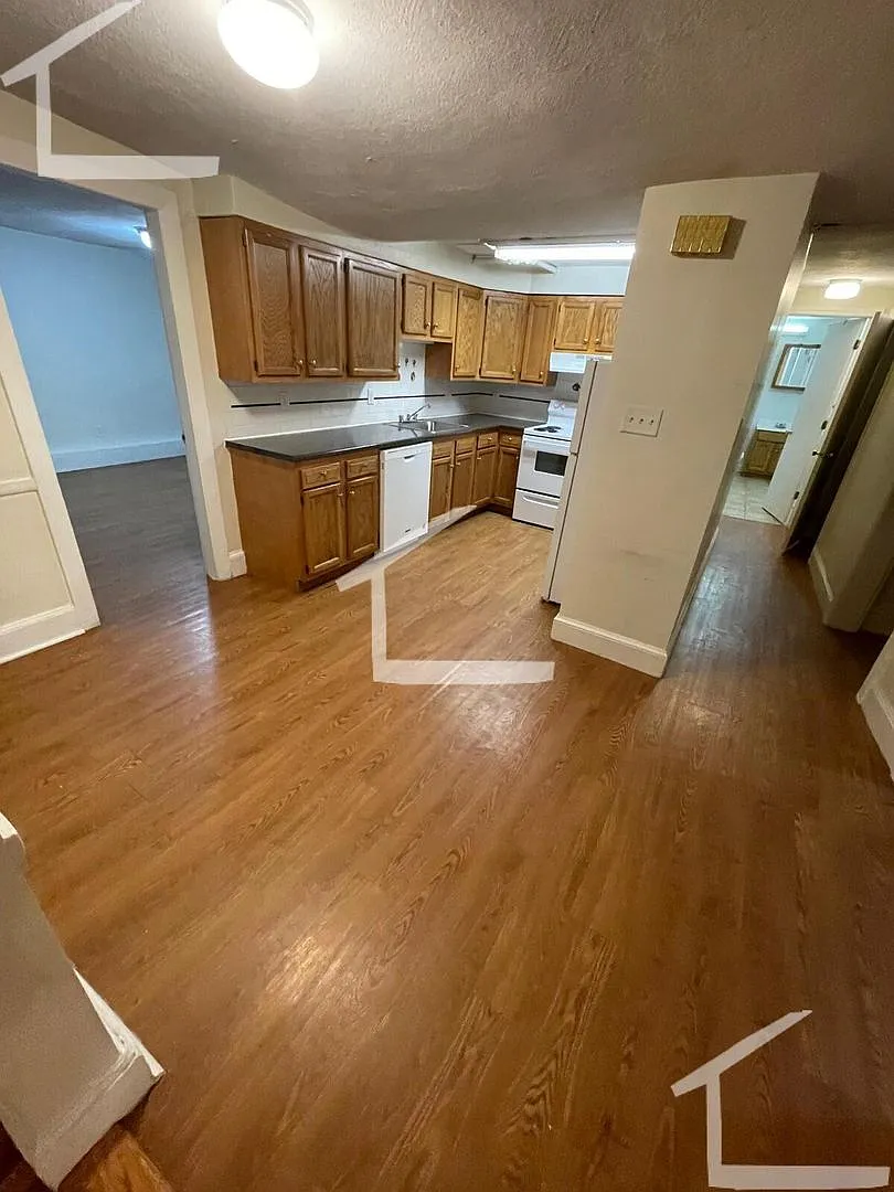 Spacious Modern Brookline 3 Bed Unit Available 9/1/26 (Amazing Deal!!) — Photo 1