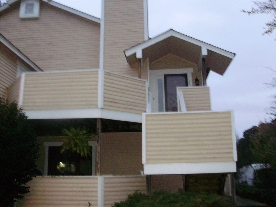 Lovely condo with 2 decks