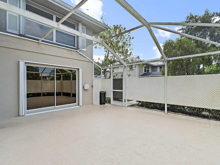 2406 SW Danbury Ln — Photo 33