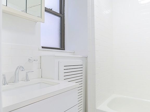 4th image of 145 W 55th St #8EF