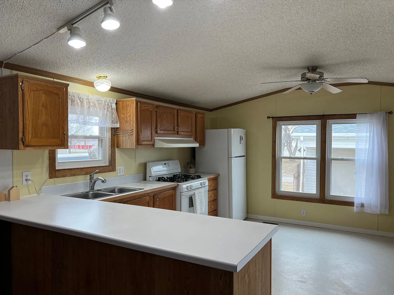 2 bed, 1.5 bath, 1088 sqft, $950 — Photo 3
