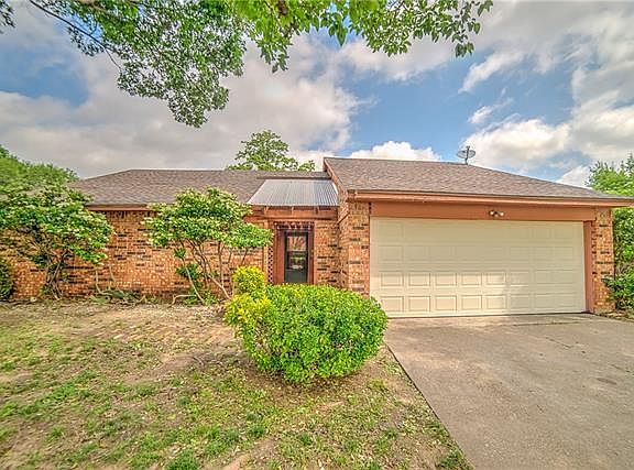 3rd image of 2626 Claremont Dr