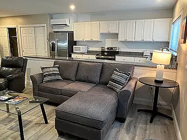 4-8 Jefferson Way — Photo 2