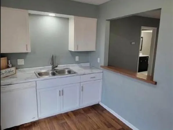 8721 Countryshire Ln, Kansas City, MO 64138