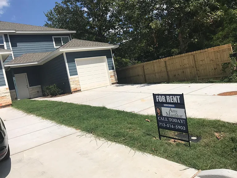910 Shady Ln #B — Photo 2