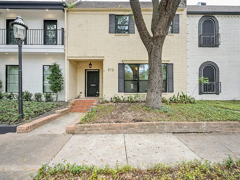 573 N Post Oak Ln — Photo 2