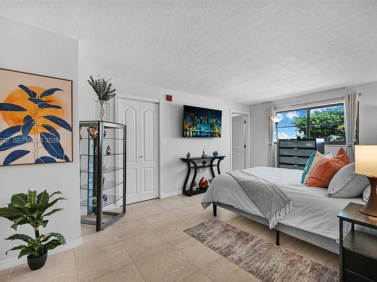 1334 Collins Ave #403 — Photo 16