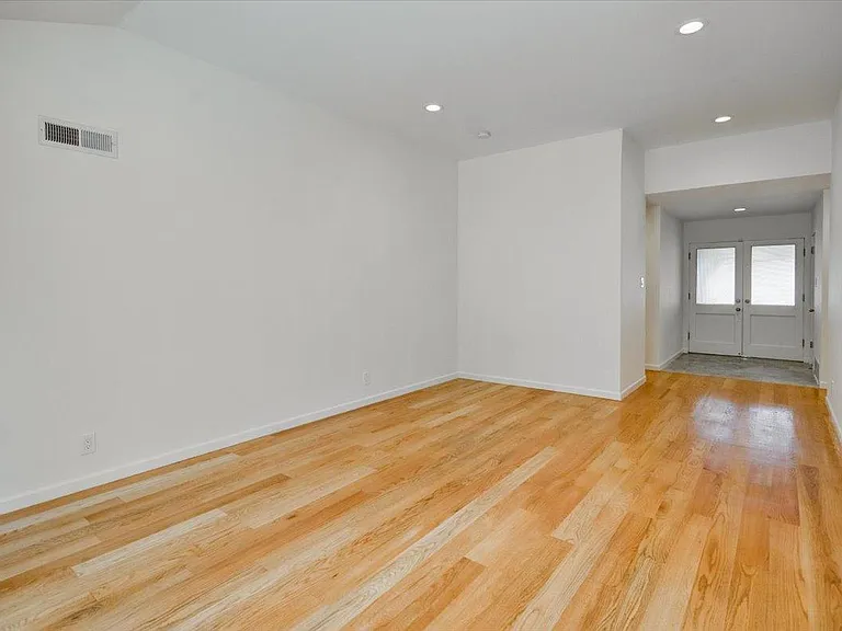 207 Valencia Dr — Photo 7