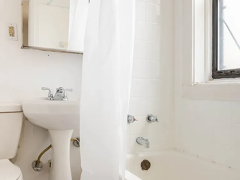 2345 N Bosworth Ave #1R — Photo 8