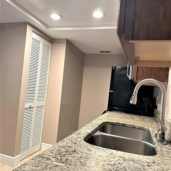 5057 Vineland Rd #5057 — Photo 11
