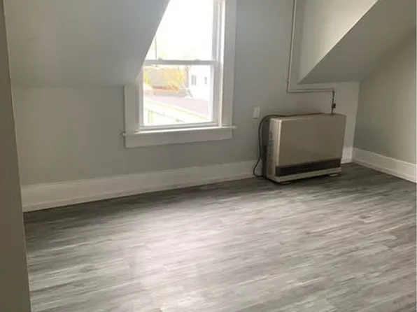 390 Manchester St APT 3, Manchester, NH 03103
