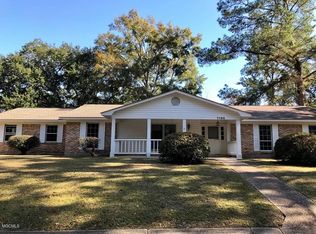 1100 Le Voyageur Dr, Ocean Springs, MS 39564