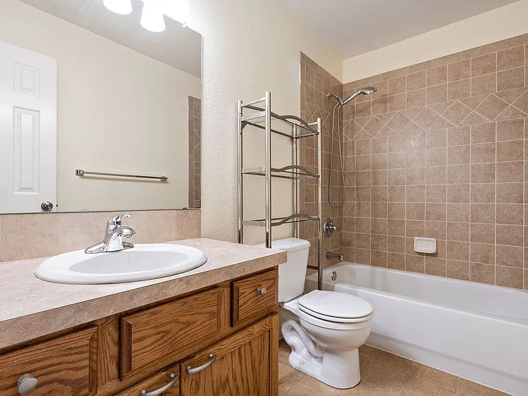 1068 Canal Dr — Photo 18