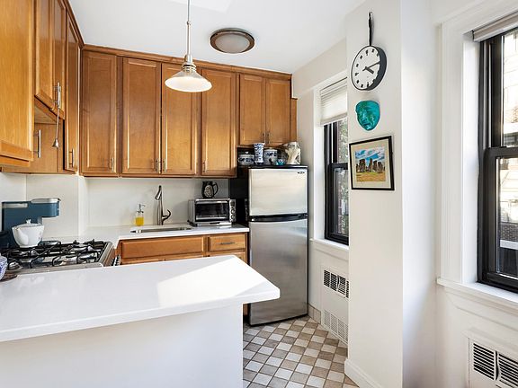 4th image of 405 E 63rd St APT 8A