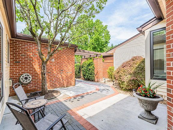 3rd image of 215 Hornbill Drive